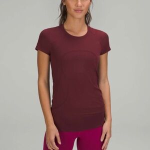 Swiftly Tech Short-Sleeve Shirt in Red Merlot 2.0 Hip Length - Size Small